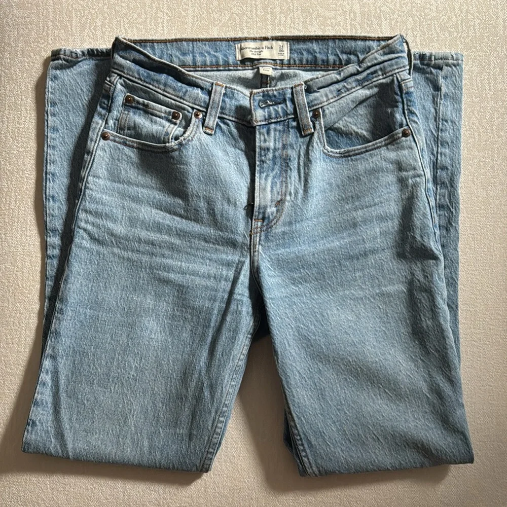 A&F Curve Love Mid-Rise Straight - Picture 5 of 6